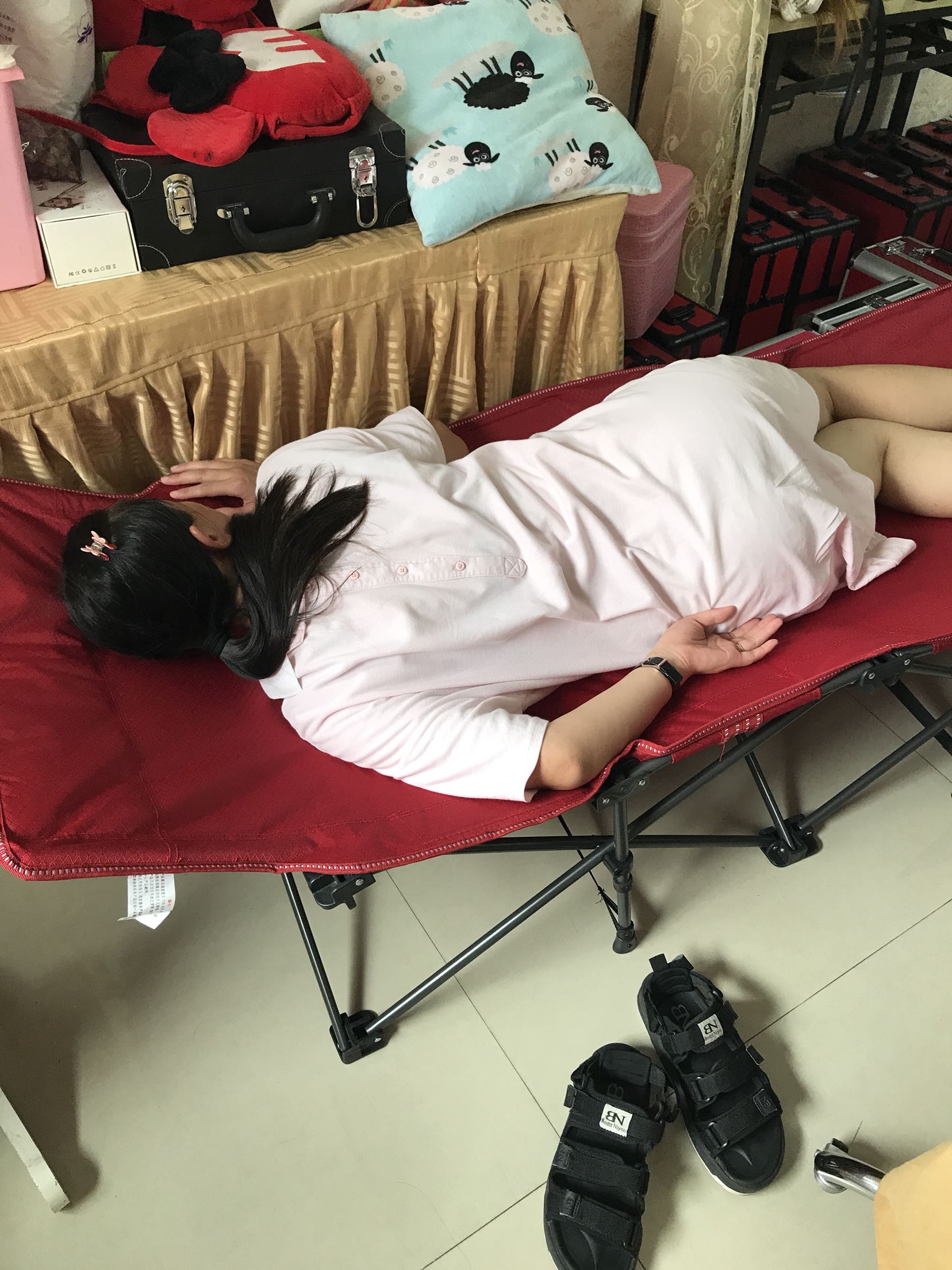 小哥值得表扬,知道我12点要午睡,先给我送到。折叠起来很方便不占地方,很舒服!好评!必须好评!