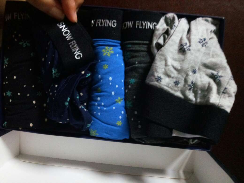 挺薄的,透气性挺好的,有一点点气味,洗一下就好了,总得来说还不错,物流很快