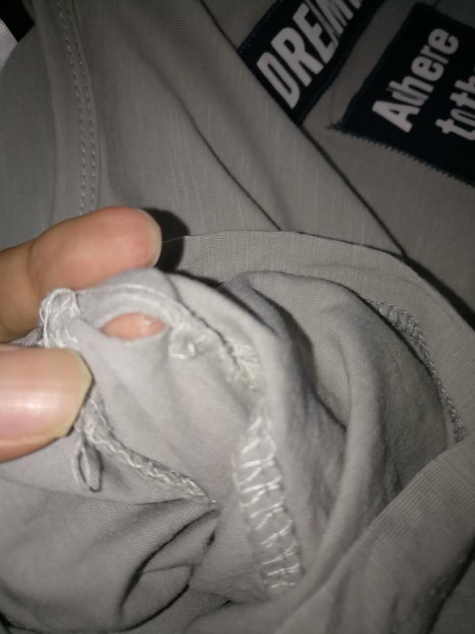 布料可以,颜色可以,就做工没缝好,还空开没缝到,看图。。。
