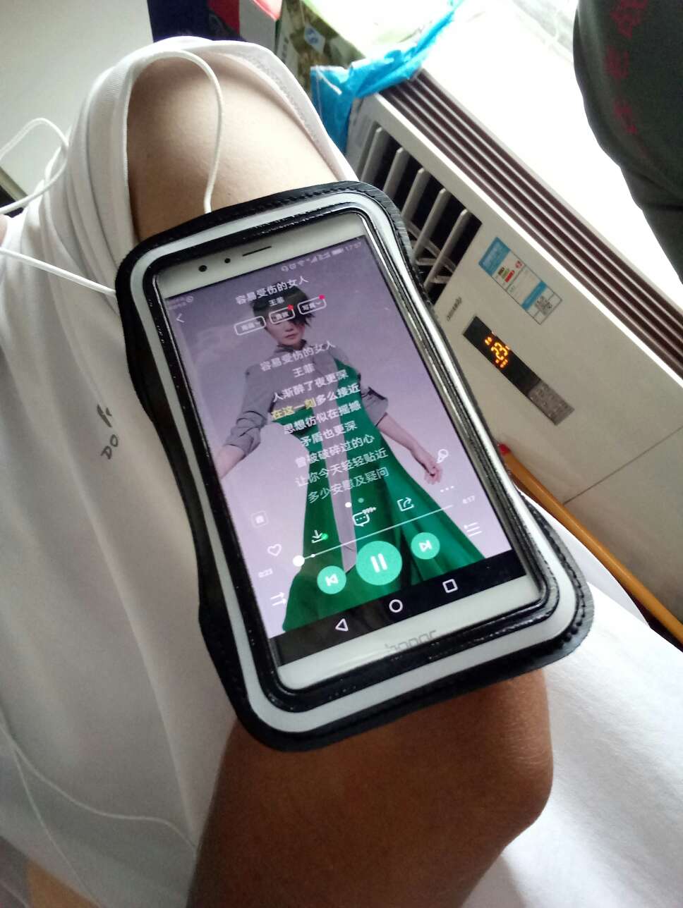 不错不错,同事看到也叫买一个。本人荣耀v8刚刚好。