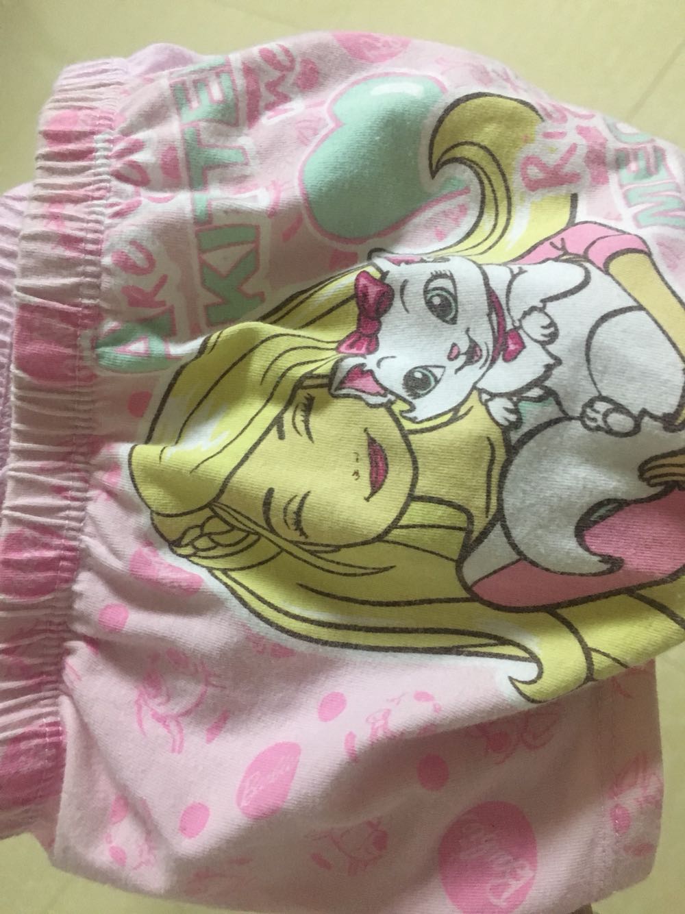 小孩的东西还是穿牌子的放心些!好穿!不会夹到屁股里!