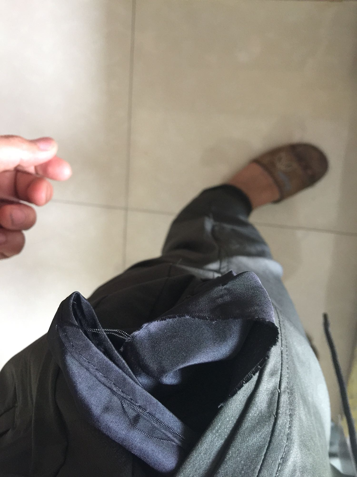 舒适合体,面料轻薄,就是开线是个小瑕疵
