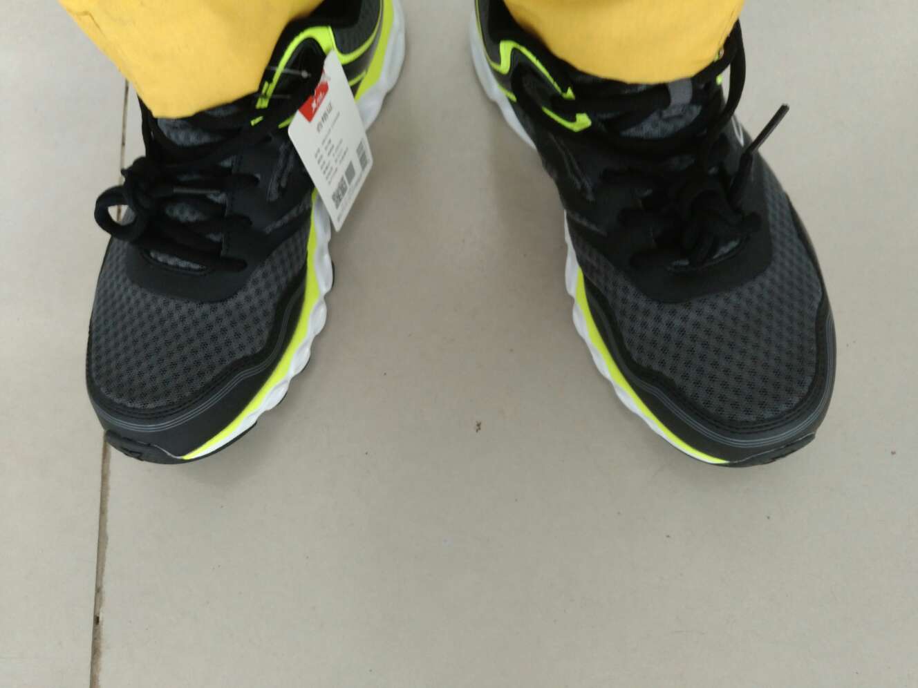 鞋底是硬的不是软的 穿着里面有点软软的 舒服 介意的不要拍
