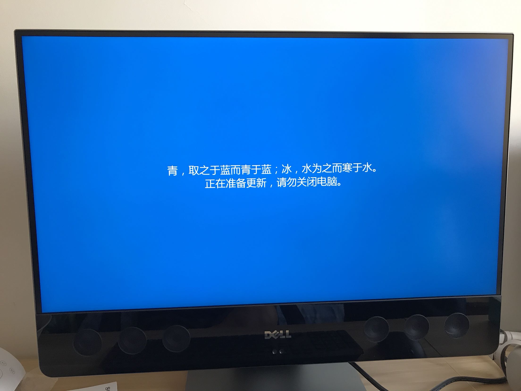 戴尔的4k屏果然不错,色彩艳丽,图像清晰,Win10还需要时间慢慢适应。总体来说很满意,价格略贵。成都仓发货,以为会受到地震的影响,没想到两天就到上海了。