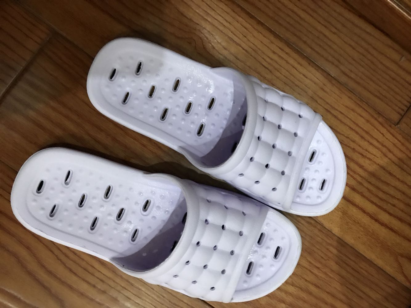 这个鞋子挺好的,很轻,又软,还防滑,满意