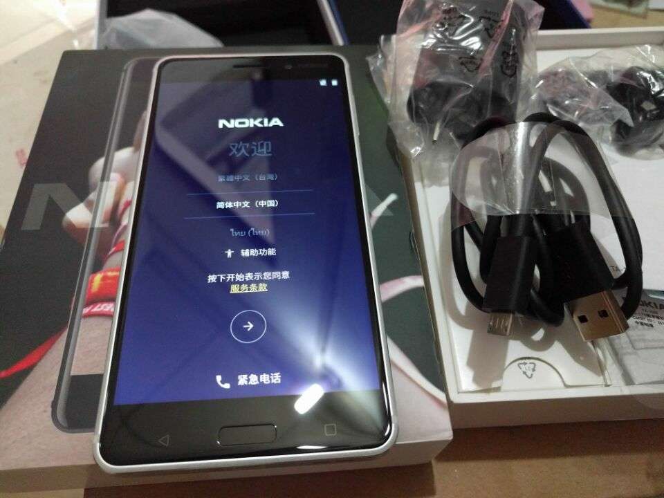 硬件的做工不止是情怀,手感不错;软件方面和桌面主题方面能够再优化些就更好了
