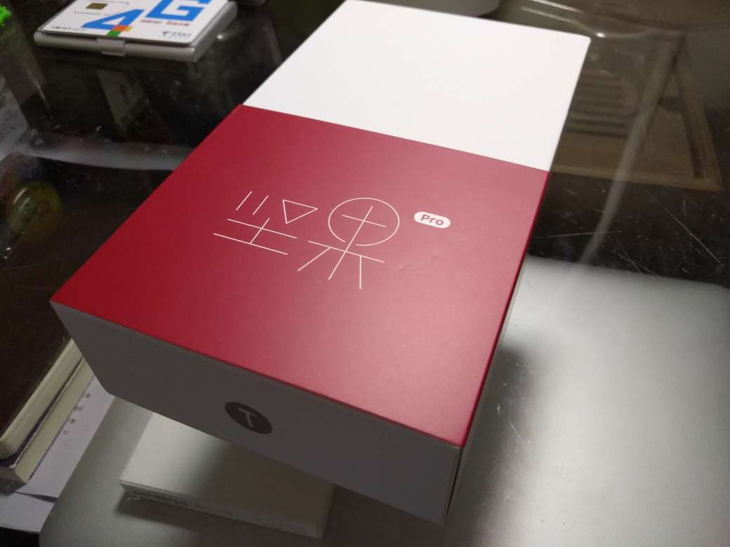 买了黑色的,又买了这个红的。不得不说,还是觉得黑色要好看一些。但红色的非常闷骚!手机怎么样就没什么好说的了,美就是生产力!买的是套装版,1999¥ 64G,一张前膜,一张足迹后膜,半年的保险,算到一起也差不多就这么多钱。不过还送了一张电信的大牛卡,应该是免费用2个月。还是不错,拿来当wifi用。