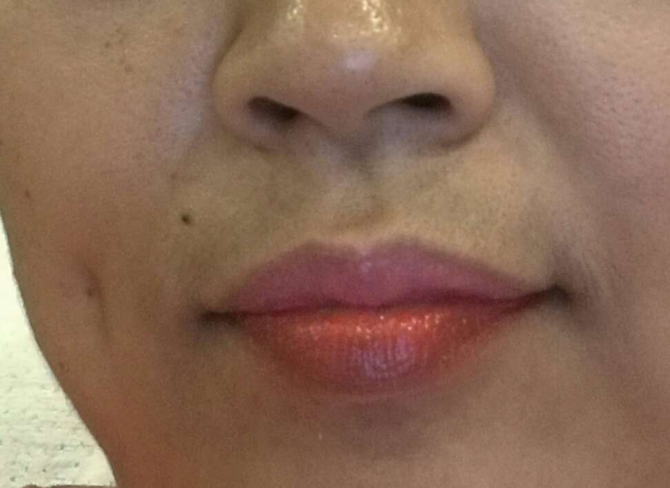 我觉得适合皮肤偏黑黄的,唇膏是红色,不是很艳的那种,润泽,不易掉色,下唇的颜色