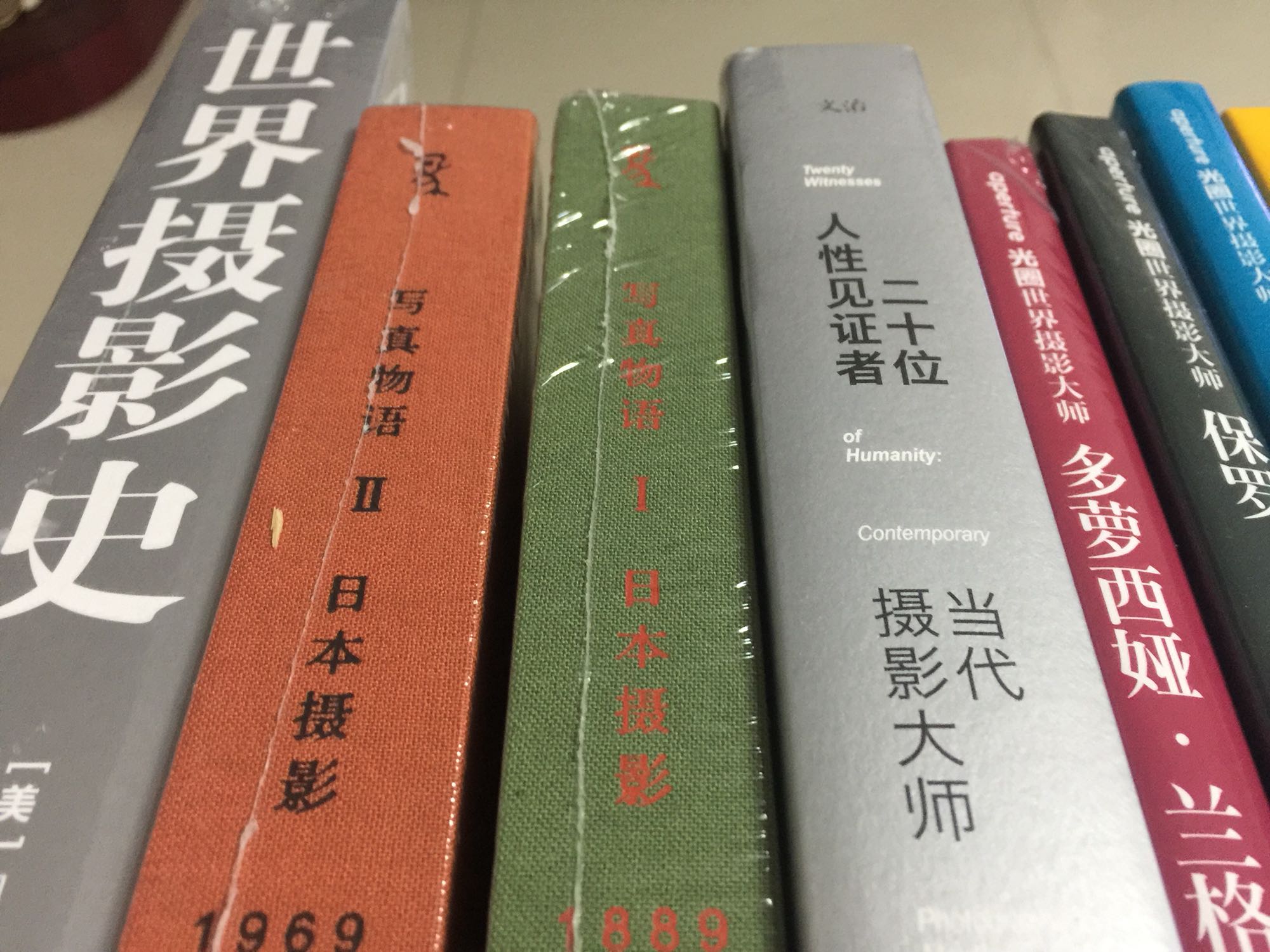 生平第一次赶在“618”满减活动期间购书,很划算!不能说过去这些年从购书就亏了,起码这次没少省钱,这些年没白信任和支持。我信任购书,一是正版,二是自己的快递。早些年因为书籍的破损沒少跟快递公司生气,也因此没少跟客服提过意见和建议。现在好了,从包装到快递运输、装卸等环节都非常令人满意,有时买精装本书籍,包装箱里还有减震气囊,的细致贴心由此可见一斑。另外的快递小哥素质普遍都很高,文明礼貌,热情周到,希望能保持发扬!这次活动期间买了几批书,今天只是其中之一,先收着,慢慢欣赏品读,书籍内容的好坏待以后追评。谢谢!
