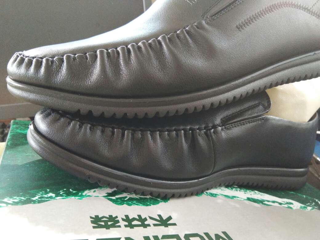 以前没有穿过木林森这个牌子皮鞋,今次趁搞活动果断买了两双。价格相对比较便宜,尺寸标准合适,款式好看,真皮软底,开车非常合适,真是买到赚到!