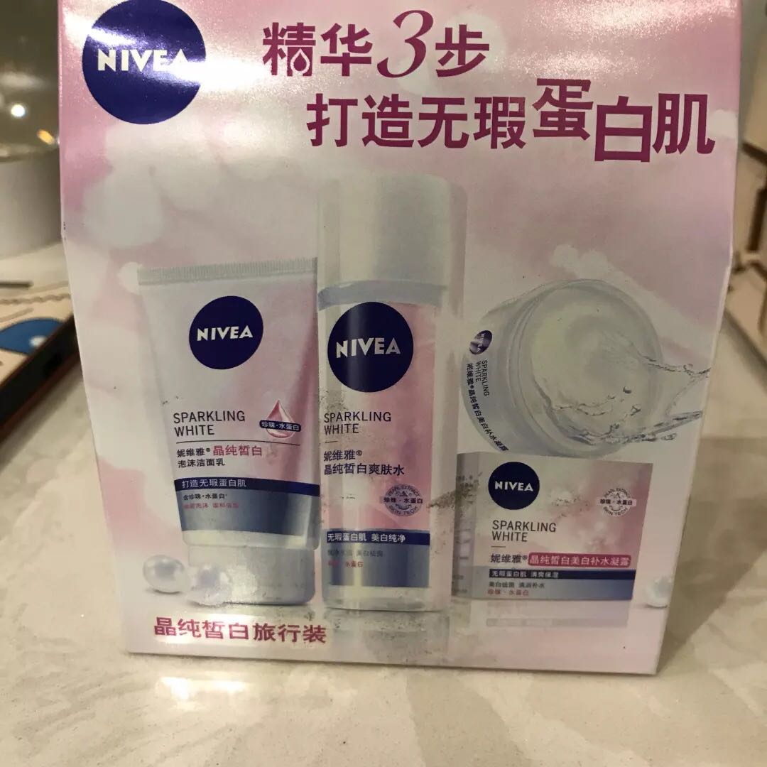 帮朋友买的,说实话,份量蛮大的,保湿补水,旅游的话能用个5、6天呢!