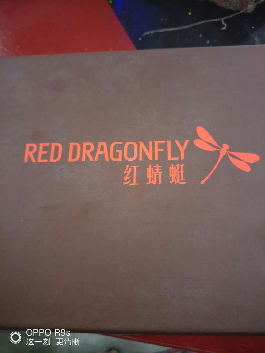 试穿了一下,感觉很简单,很舒服,做工还可以,就是有一点点线头,舒服,值得购买