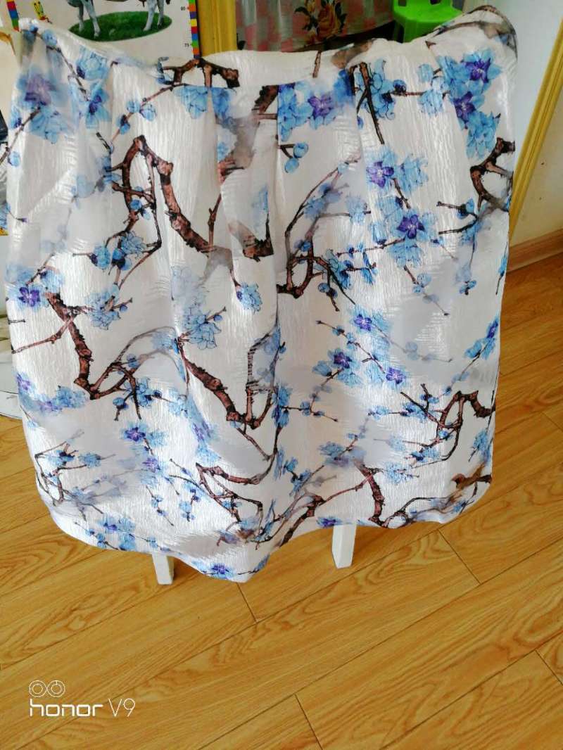 衣服看起来很好,和照片上的一样,特别是在户外,光线好远看很漂亮