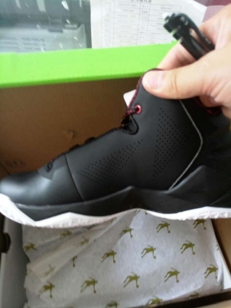 物流速度确实不错,送货员态度也很不错,篮球鞋质量还是不错嘛