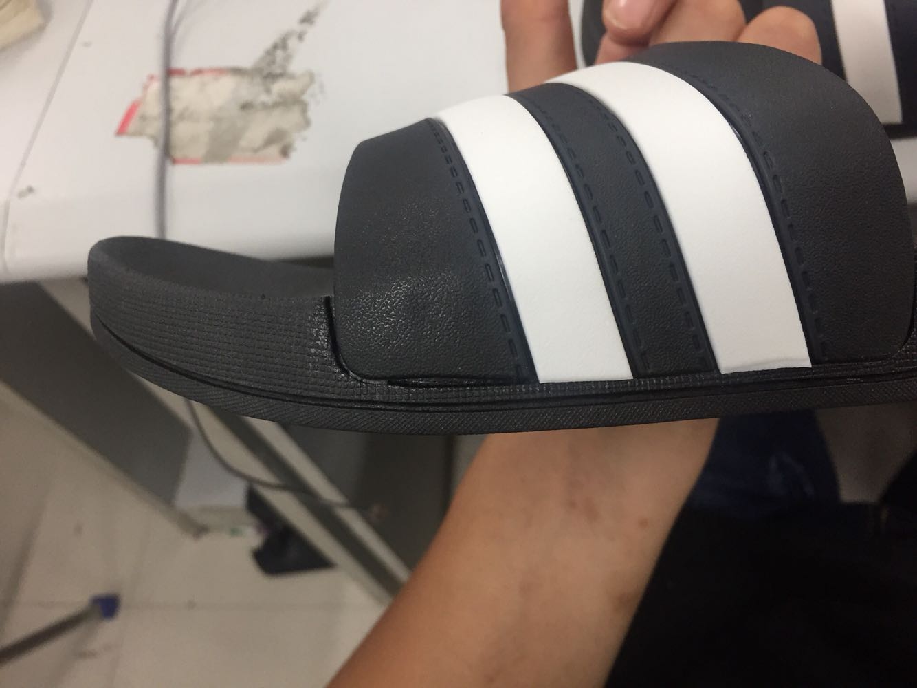 很差,很差很差,怎么说,味道简直了,还有开胶,很是难看,做工很差,很差,很差很差看图说话有图为证!我要换货!换货换货!退货