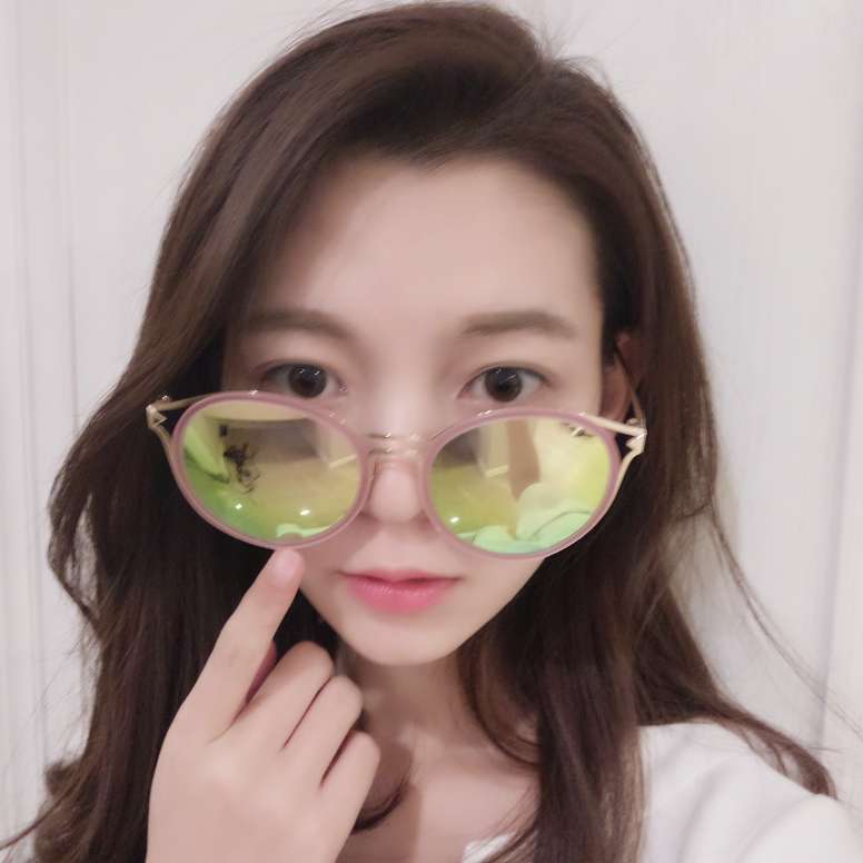 好看!心水的不得了~做工没得说,价格也实惠,性价比可以~之前也是这牌子,这家的女款太阳镜确实是好看~