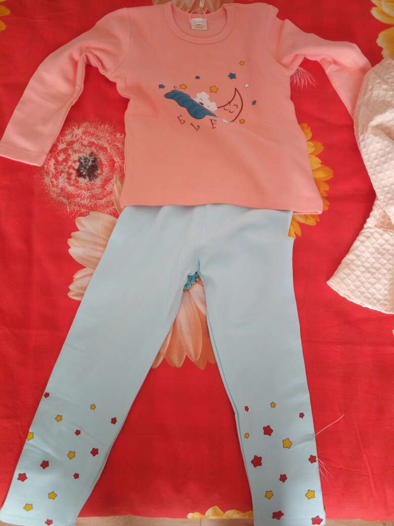 衣服很好,很厚实,没有色差。喜欢