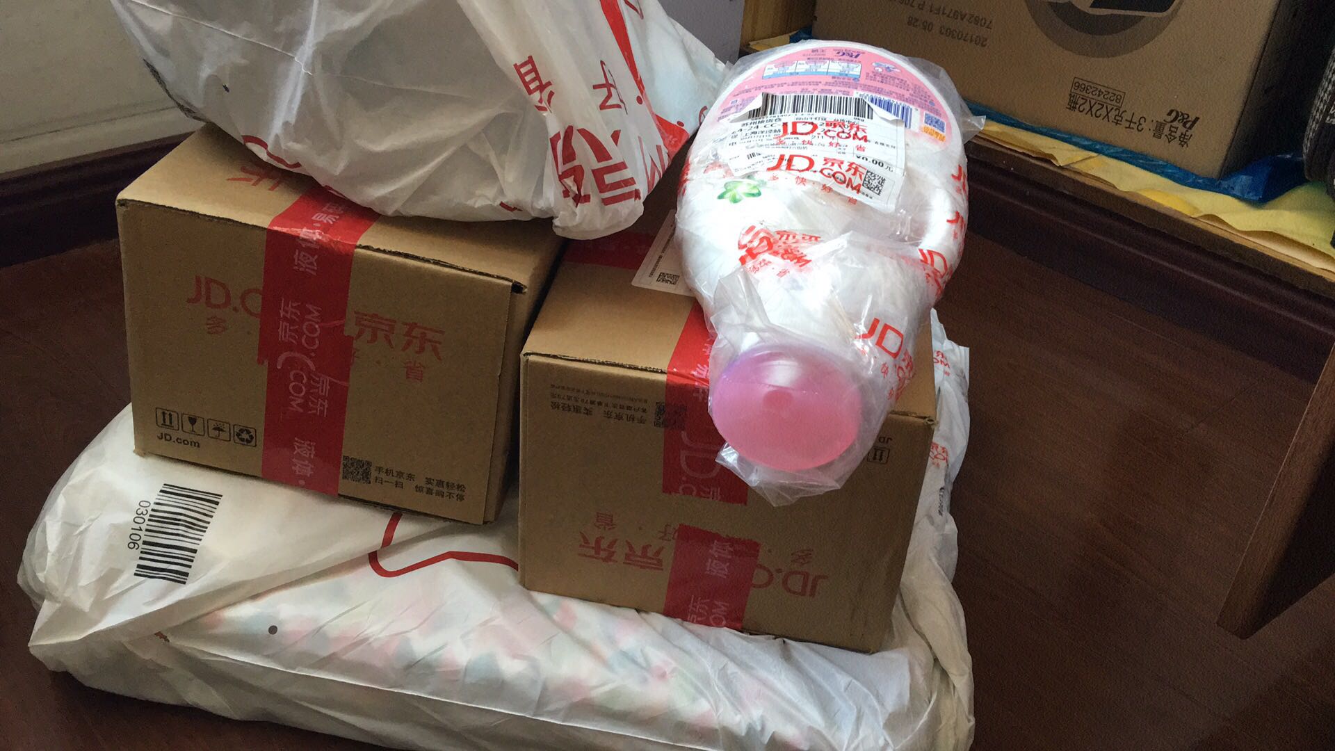 还没拆开来看,但是对乐扣乐扣还是很有信心的,买了两个花色的,衣柜越理越干净整洁