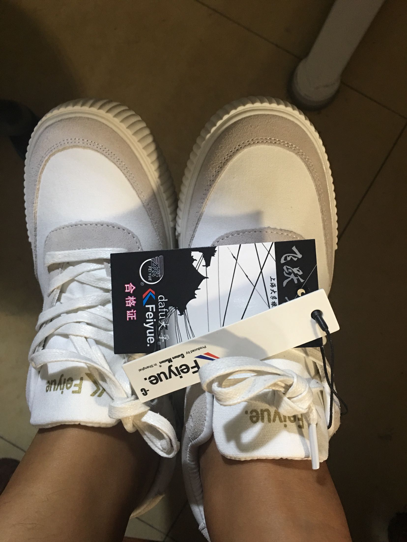 刚送来的。穿了试试。很舒服啊。布面的。现在穿也不热。很喜欢。感谢快递小哥送货到家。看看照片