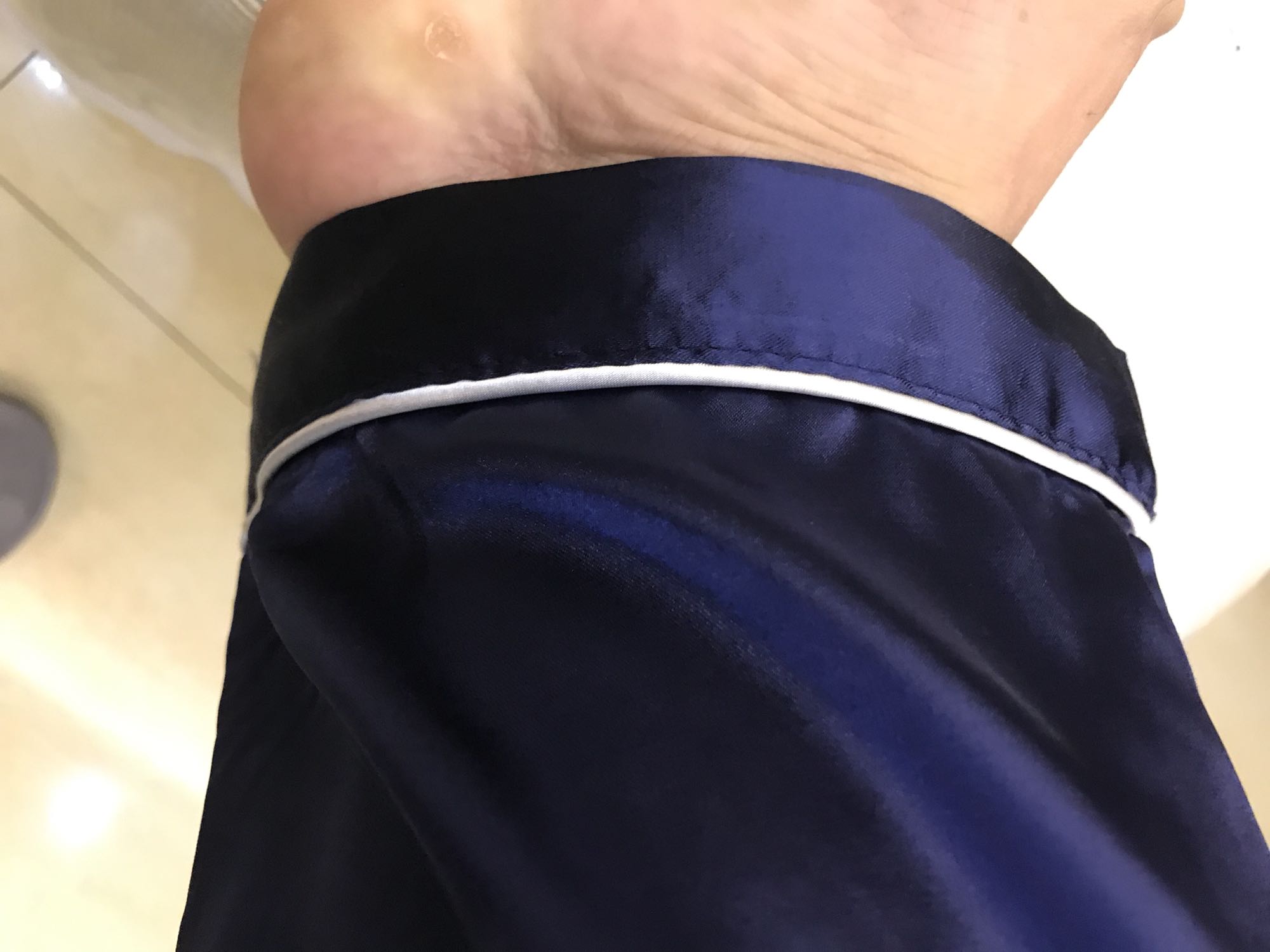 穿了几个晚上才来评价,虽然不是真丝,但是穿上确实比较凉爽,质量很不错,大小刚刚好合适,购物速度就是快,晚上下单,第二天下午就收到了,给五星