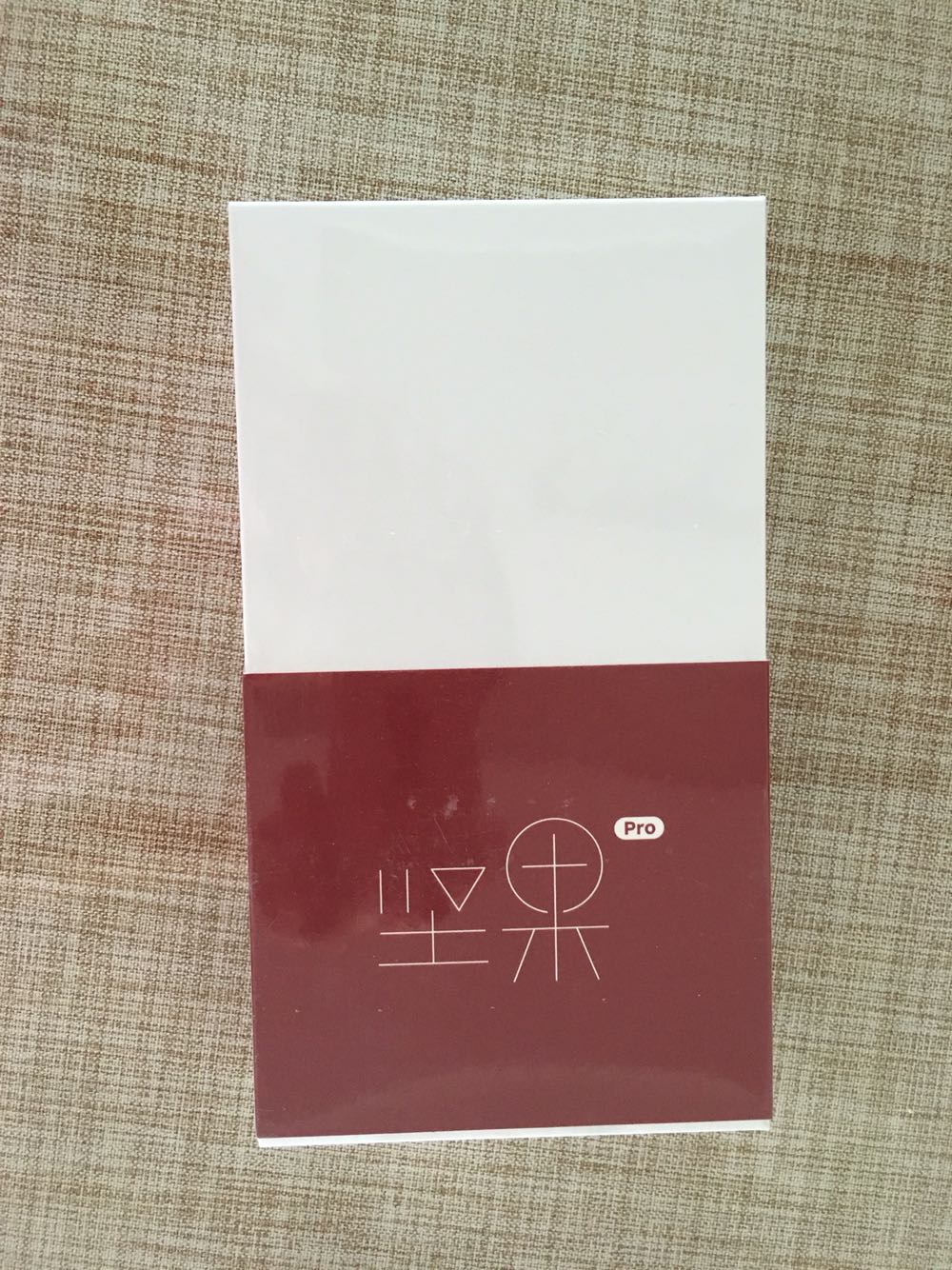 我根本不需要买手机的。看了发布会,感动于老罗,决定支持一下。漂亮是真漂亮啊!喜欢!不觉得硌手。相机比苹果差,价位在那儿呢。另外,接听电话经常断,用起来感觉头疼,像多年前的波导手机,伤脑袋。程序总是自动更新,这个很费流量。差点忘了说了,手机背面太滑了,很容易滑落的。大家要小心一点儿!加个壳特别必要啊!