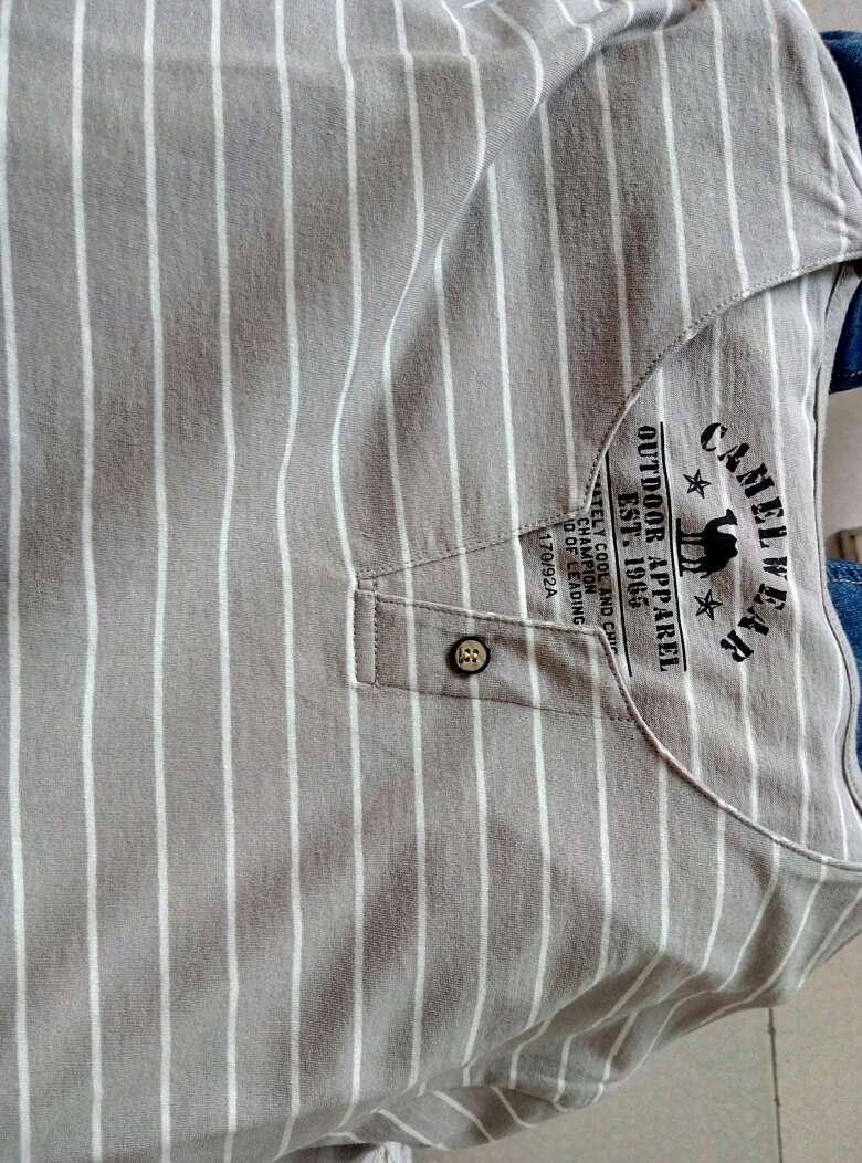 刚才试穿了一下,挺舒服,做工也不错,颜色和图片基本上没有差距,很满意衣服的款式,质量也不错!