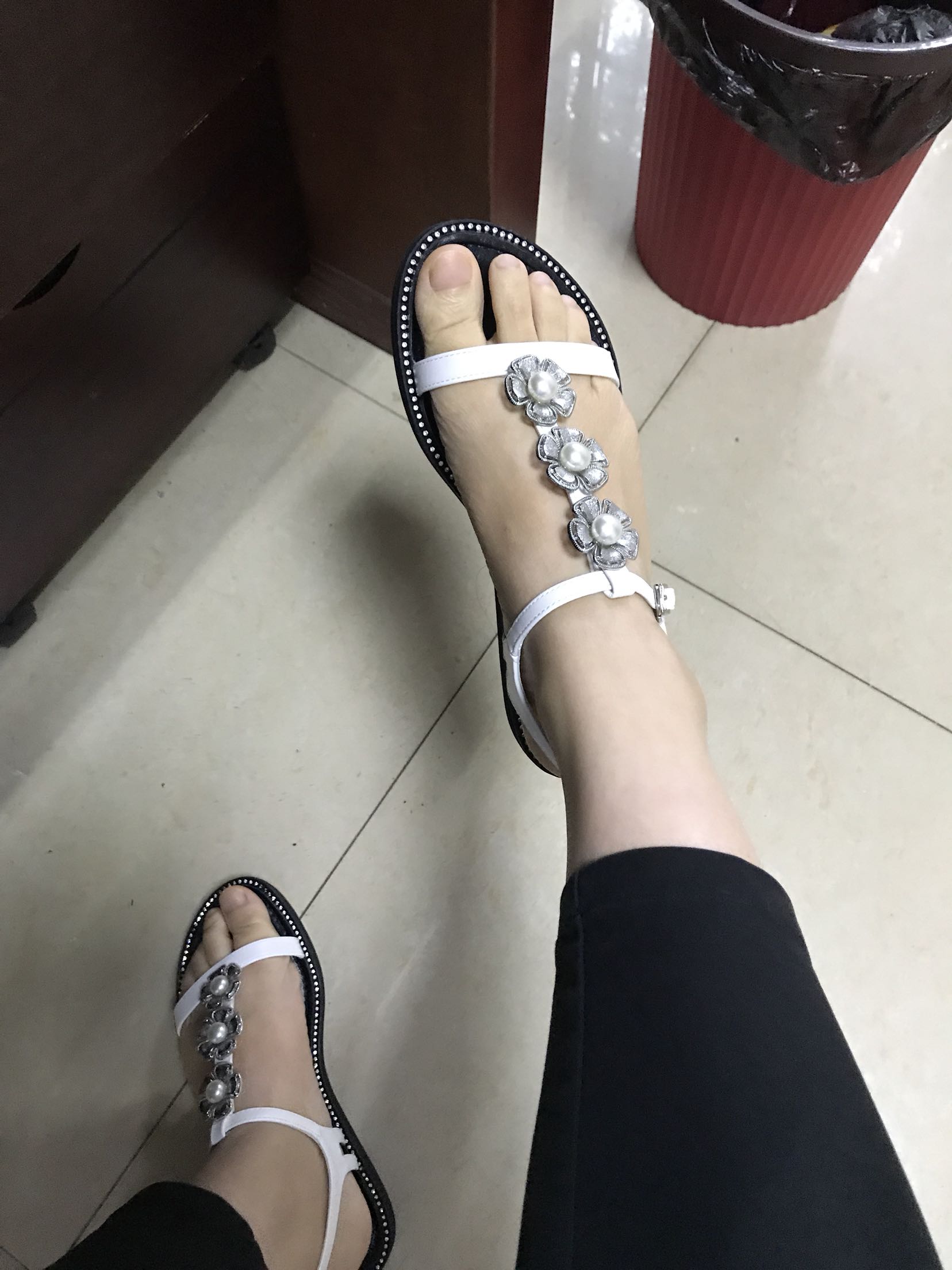很漂亮 鞋底不硬的
