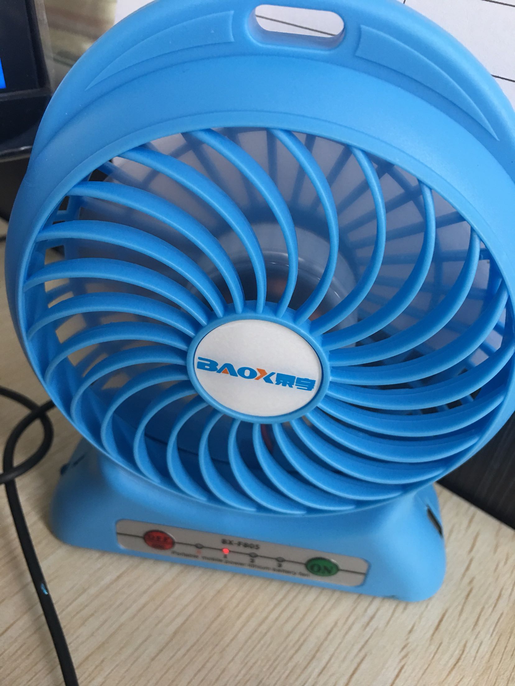 声音很大,在办公室影响不好,数据线超短,只能笔记本,台式机只能充电使用了,质量还不错