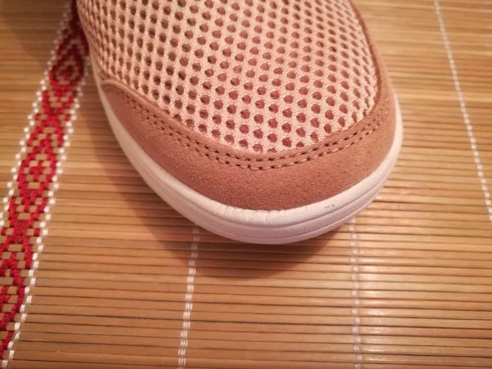 商品外观很正,但是有瑕疵,如图片2所示好像是脱胶后再处理过,鞋底有污垢,不像是新鞋。最大的问题是硌脚后根!!!