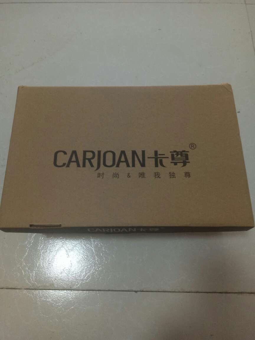 外型很时尚新颖,做工有点粗糙,不过这个价位,也不能和大品牌相比较,夏天穿有点厚了,天凉了再穿吧