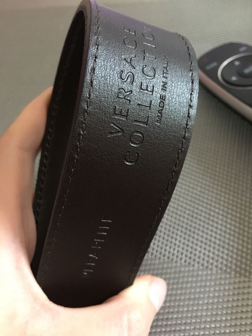 性价比还是挺高的。目测应该是正品,给老公买来上班佩戴的,能用一段时间了。快递哥风雨无阻,。信赖