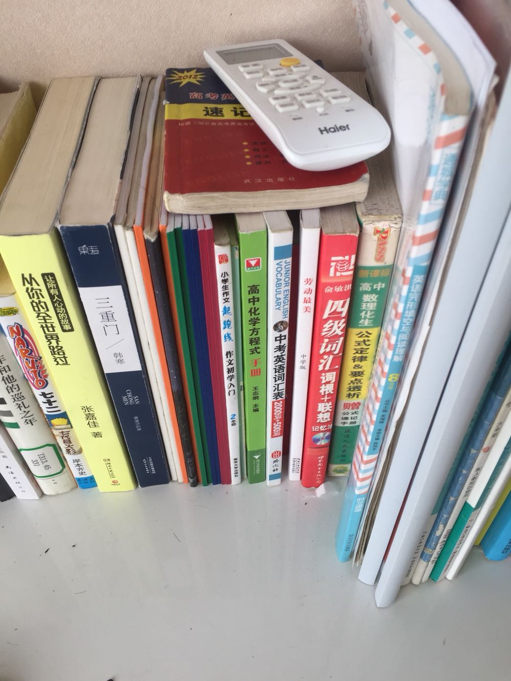 浙江大学出版,编者是王志刚,整体上高中化学方程式手册,已经印刷了六次,故得到了许多学霸的好评,我看了一下,这一本口袋书,适合大多数中学生学习和高考,特别容易翻阅查询!