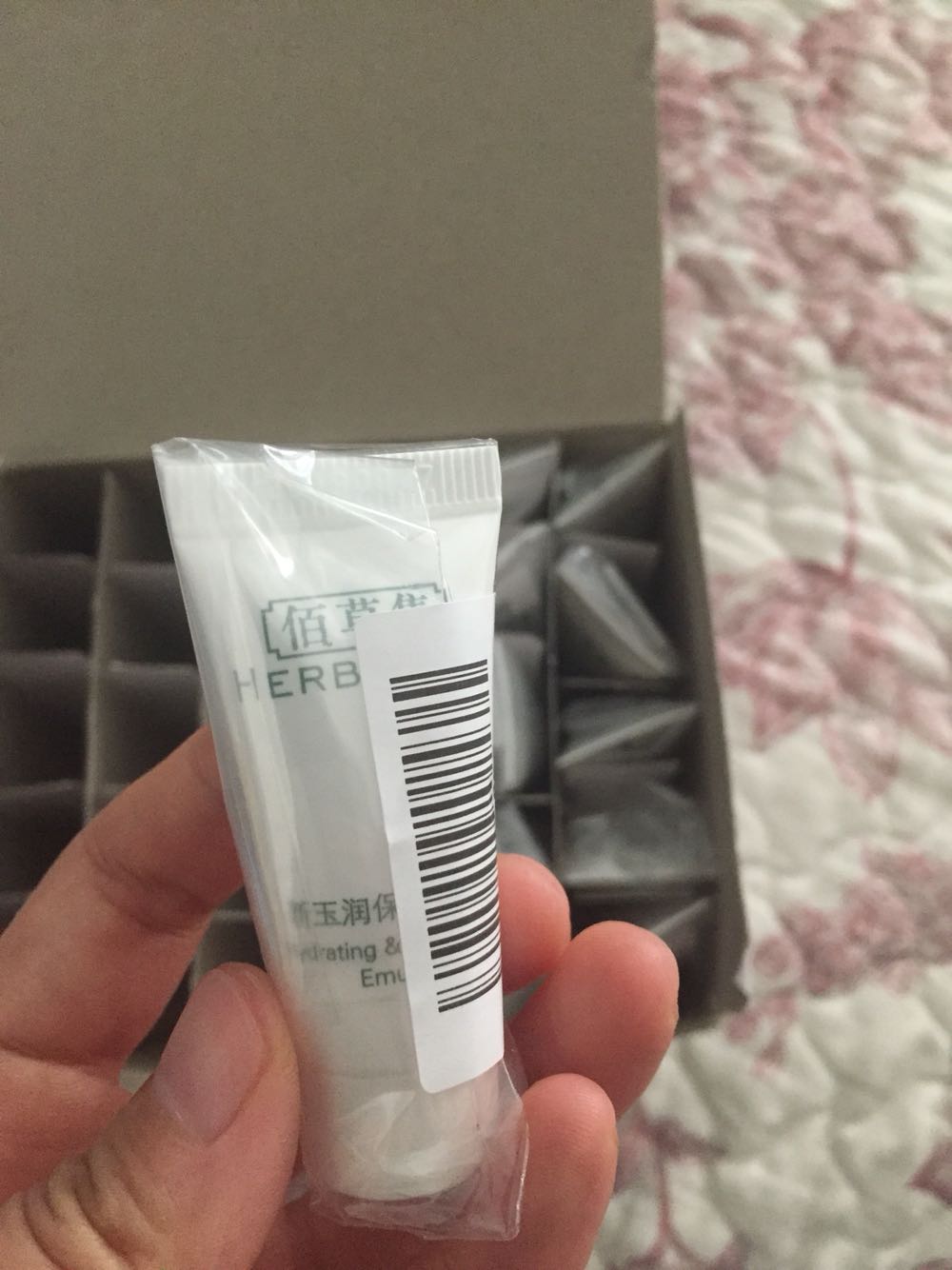 用神券购买的,很划算的哈,看着也是正品的样子!家里小样太多了哈哈几年不用再买了