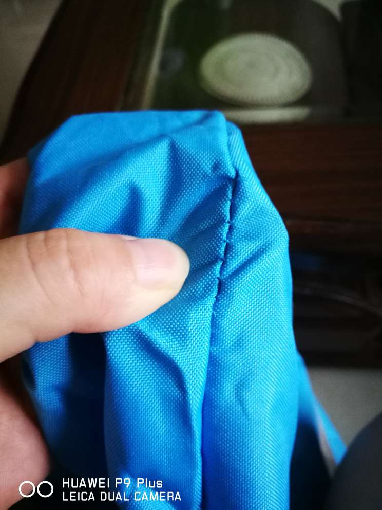 有色差,质量差,做工粗。