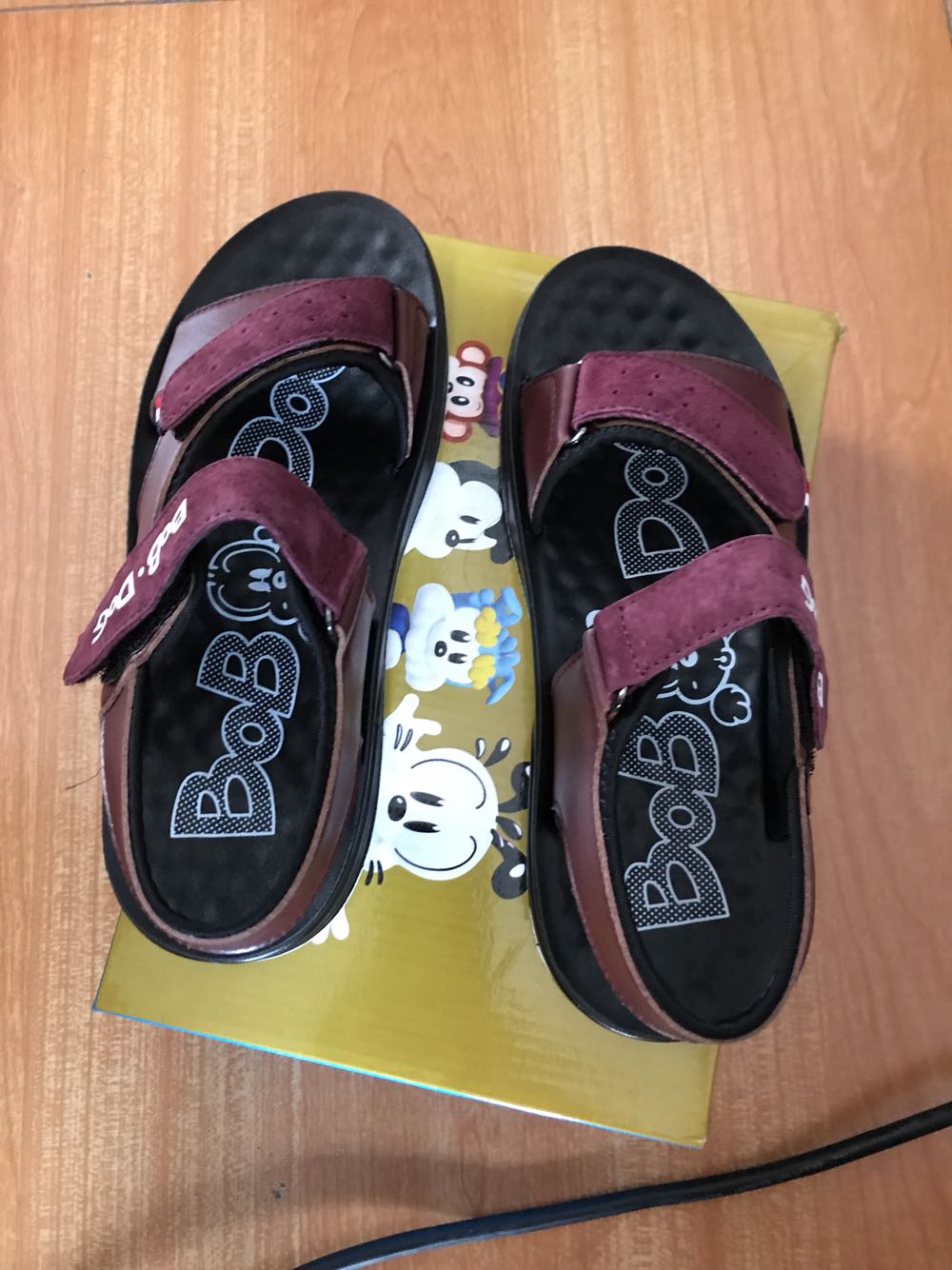 鞋子非常漂亮,宝宝很喜欢,不知道质量怎么样,先好评。