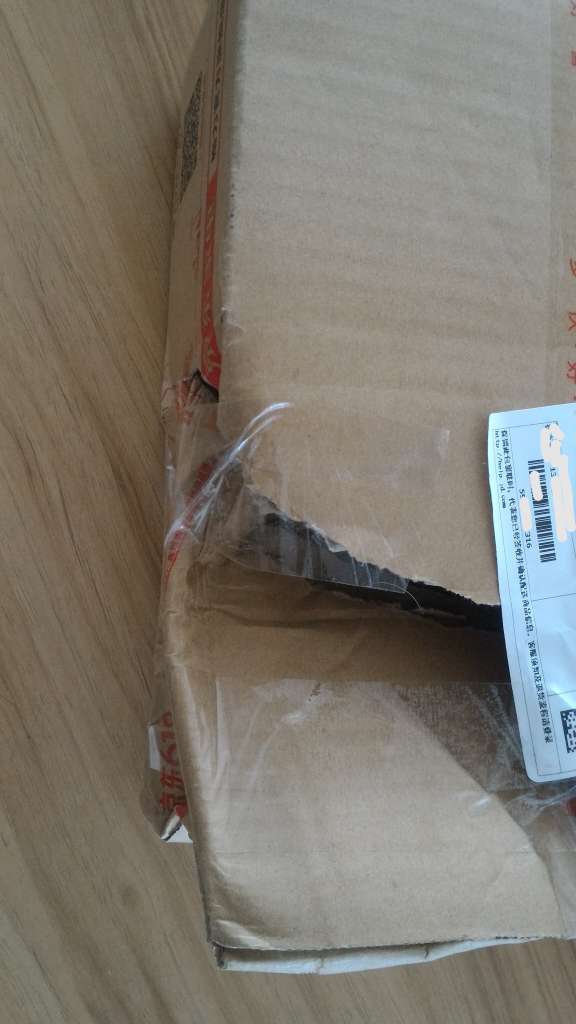 质量太差了。才用了3个多月,背面充电金属触点就锈蚀坏了,触点只是很薄的镀膜,现在充不了电了。
