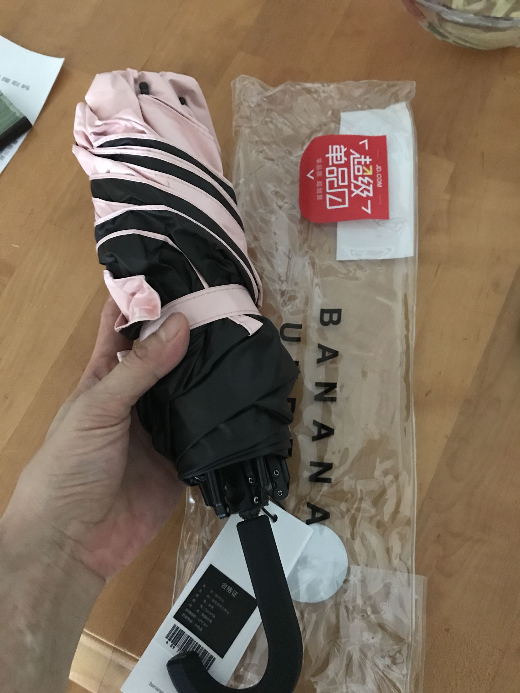 是正品,不过真是特供款的,包装之简陋和以前买的同品牌伞完全不一样,细节也要粗糙得多,伞骨细,感觉都撑不住伞布