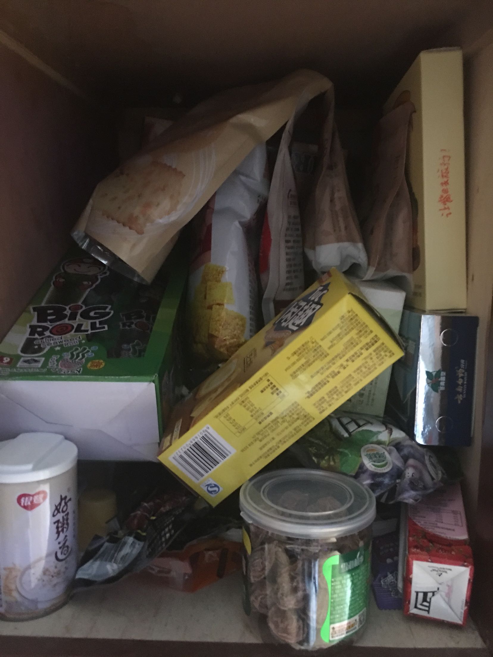服务好,送货到家,方便!良品铺子这种活动相当于五折,买了一柜子里!不愁没有零食了!