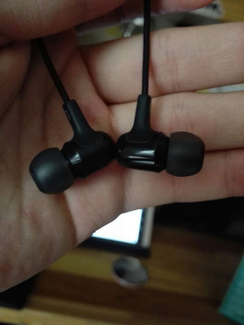 很不错的耳机,编织物的长绳防止打结,弯曲的插头,弯曲的耳机,高质量的语音和音乐。详情见图