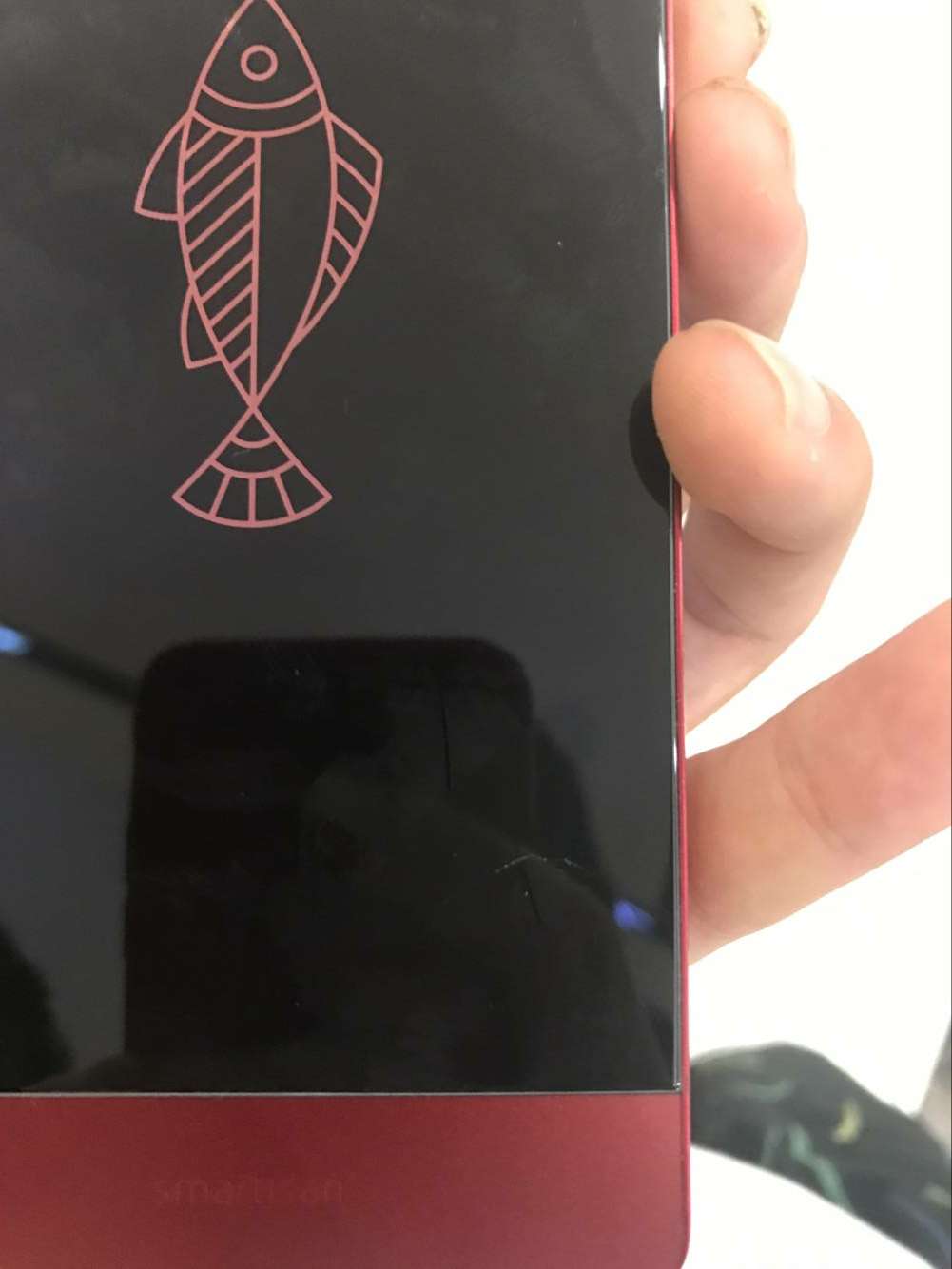 一般我是懒得打评论的,但这次我还是打了,我刚买一天的膜就有了划痕,于是我和客服沟通了,然后申请了换货,由于我不在家,我把膜交给了我妈,但在来的过程中,不知道怎么损坏了,但是,还是给了发了一张新的膜过来,给了我一次完美的购物体验。