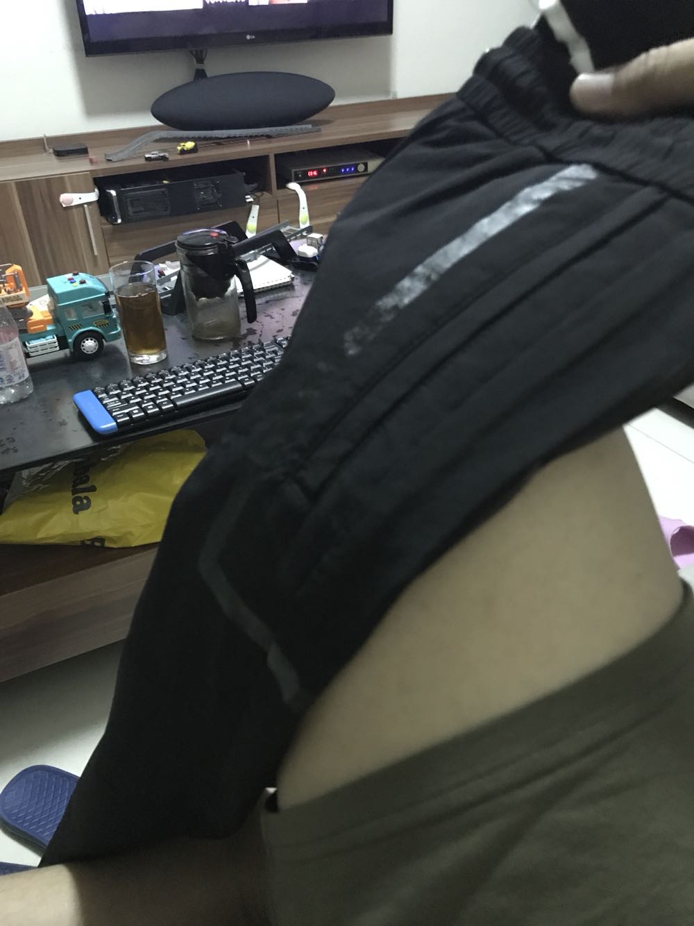 裤子很有弹性,穿起来很舒适,裤腿有点窄了,或者是我的小腿有点粗了,比较紧,总的来说还不错。