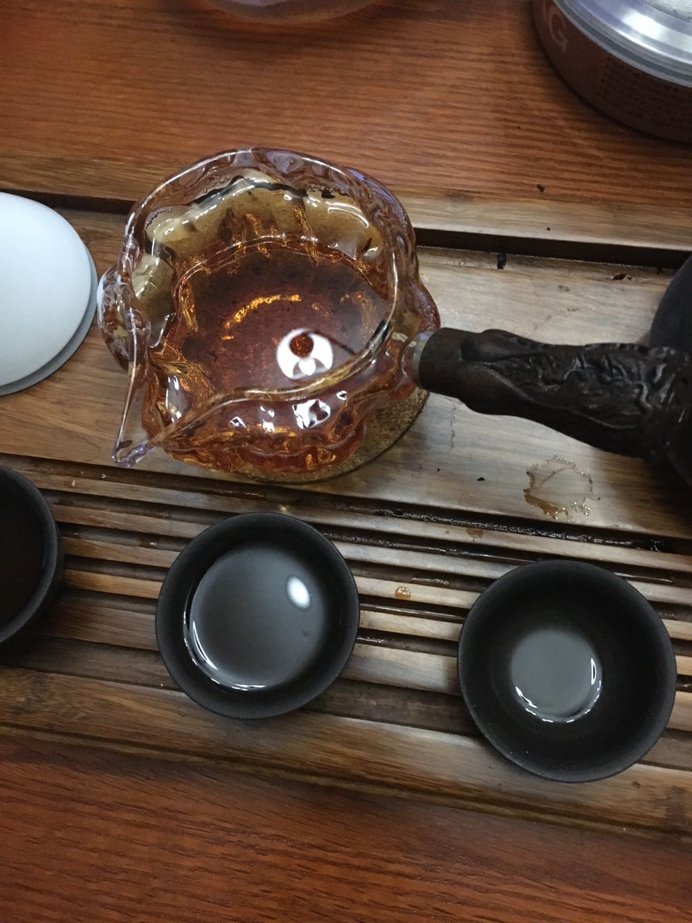 这是我最喜欢的一款公道杯,漂亮精致,大小合适,变得更喜欢喝茶了。