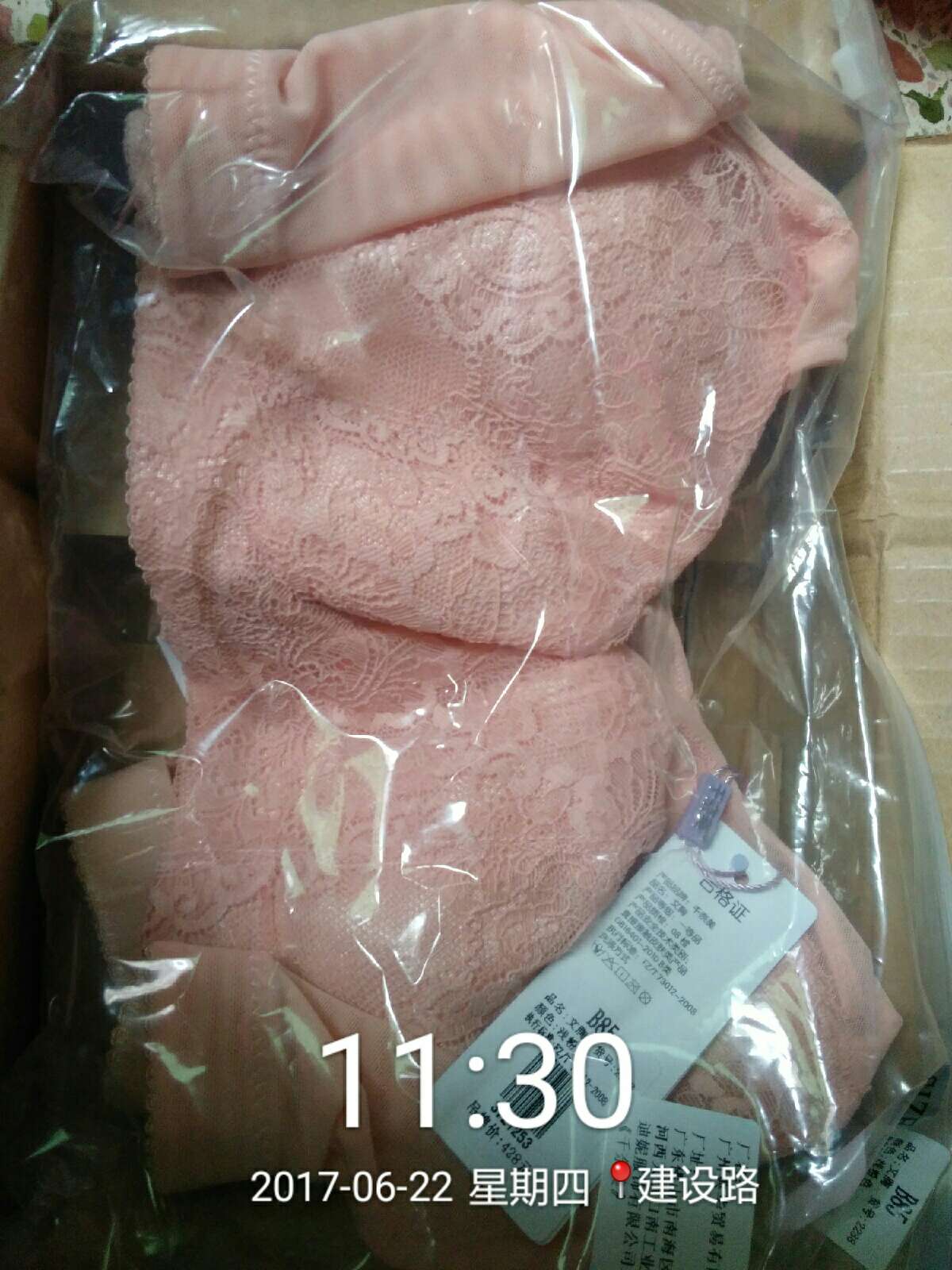 搞活动的时候买的,很划算【超市】千奈美女士超薄款抹胸无钢圈大码内衣聚拢大胸显小调整型文胸罩 浅粉色C80