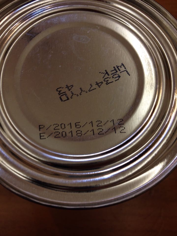 生产日期:2016年12月,日期不算新,但可以接受。但是;瓶身凹?一塊,这是需要多大的撞撃呀!沒有開瓶的設計,所以使用上需透過開瓶器才能打開,這奌挺不方便的!