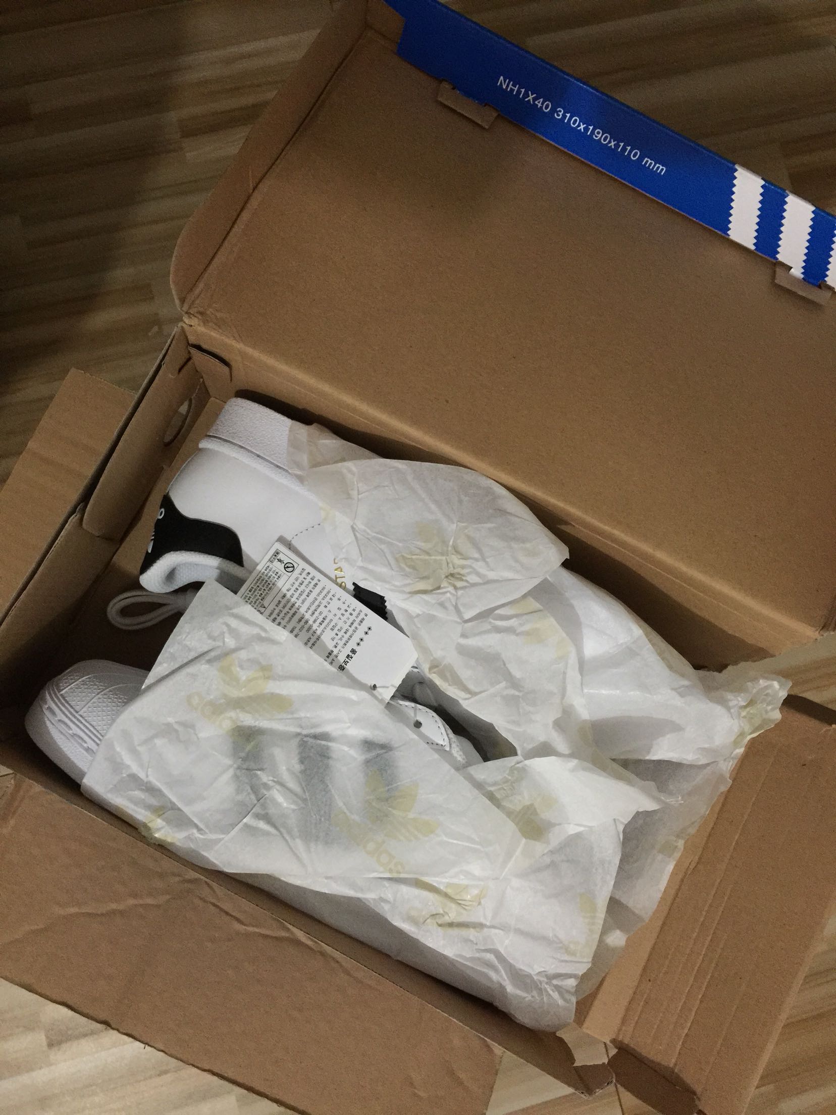 买了比运动鞋小半码的正好,很漂亮,皮质较软,MADE IN INDONESIA。总体满意,你值得拥有!