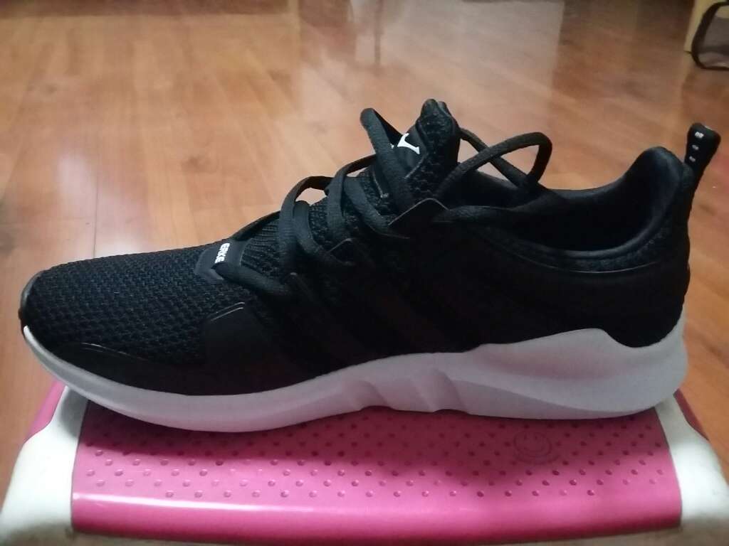 鞋做工精细,质量不错,很合脚,是正品。
