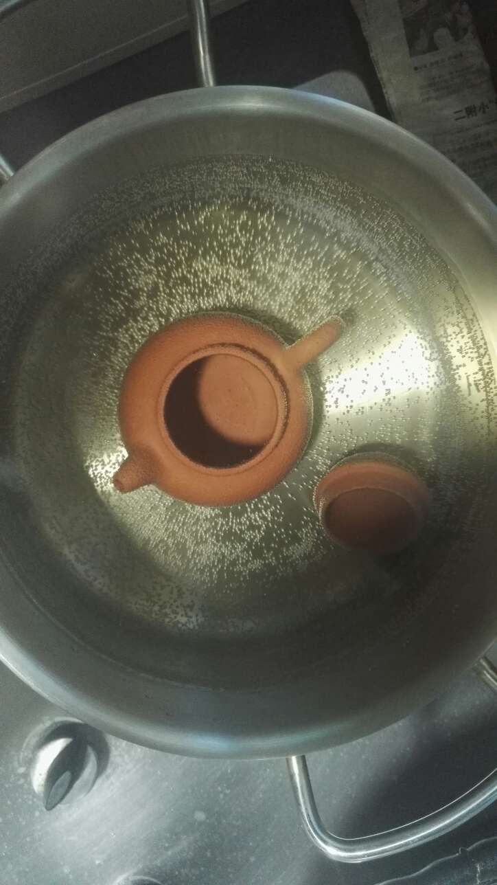 质量可以,略有瑕疵,泥料应该是正的,不是化工料。至于做工什么的嘛,就不强求了,实用茶器