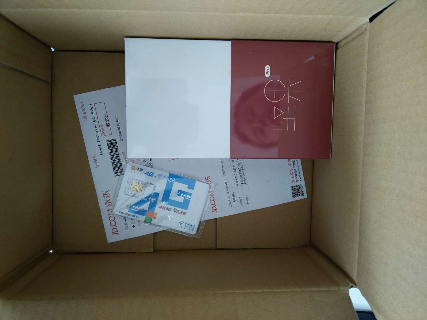 东西收到了,说好的8号到,结果9号到了,不过快递员冒雨送来了,点个赞,打开看了,包装盒还不错,手机看起来不错,用了一下没有那么硌手啊,挺好看挺好用的,指纹解锁很快,系统也不错,就是运行内存不足,两个软件就停止运行了,用用再看吧。