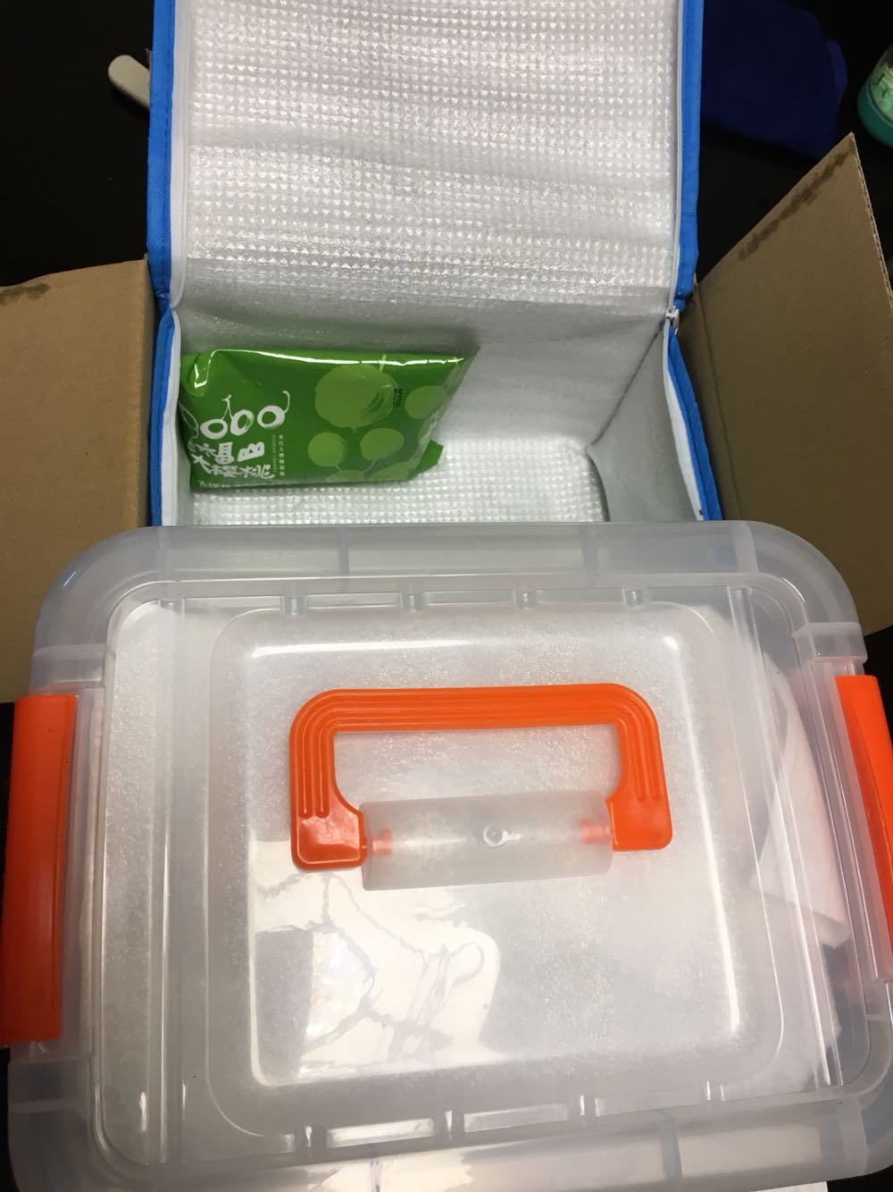 不懂品种的分类,但以我吃了十几年樱桃的经验来说,此樱桃应该有60分(满分是62分),从保鲜包装到味道,从颗粒大小到肉质的味感,确实是上品,唯一不足就是等了几天,嘴馋。尺寸可看参照图