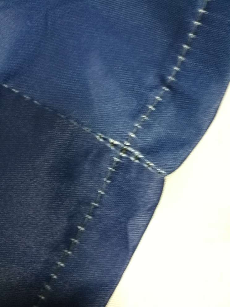 买了两次的衣服,都和图完全不符,对自营的衣服也失去了信心。这套衣服质量有问题,裙子长度和图不一样,小号都胖鼓鼓的!